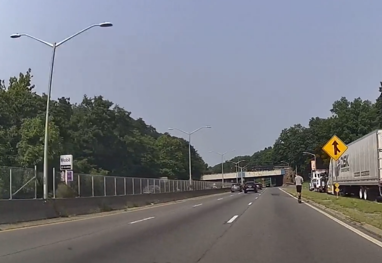 En trottinette sur l’autoroute : un pari fou et dangereux