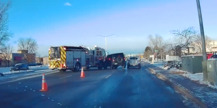 Impatiente avec le verglas, l’automobiliste percute un camion de pompiers