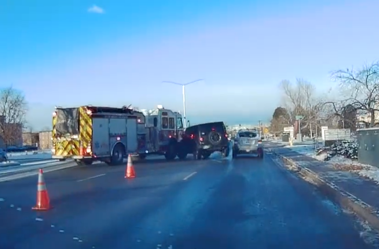 Impatiente avec le verglas, l’automobiliste percute un camion de pompiers