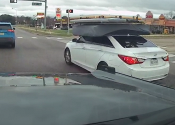 Il ramène un lit sur son toit sans aucune sangle, heureusement il a mis les warnings