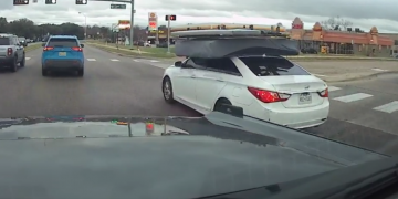 Il ramène un lit sur son toit sans aucune sangle, heureusement il a mis les warnings