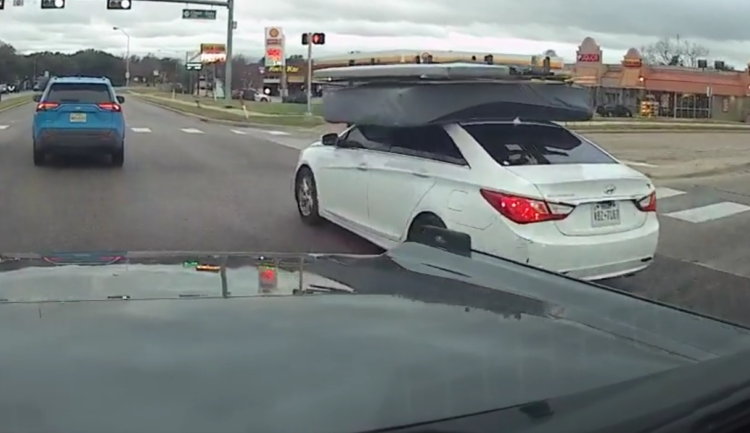 Il ramène un lit sur son toit sans aucune sangle, heureusement il a mis les warnings