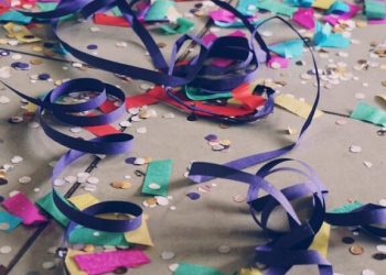 À quel âge laisser son enfant faire sa première soirée du réveillon du Nouvel An ?