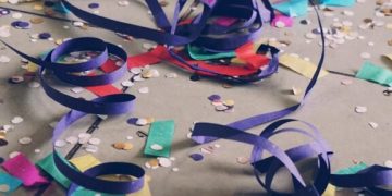 À quel âge laisser son enfant faire sa première soirée du réveillon du Nouvel An ?