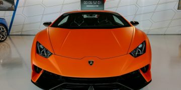 Un champion cycliste arrive à une course avec une Lamborghini Revuelto à 506 000 euros