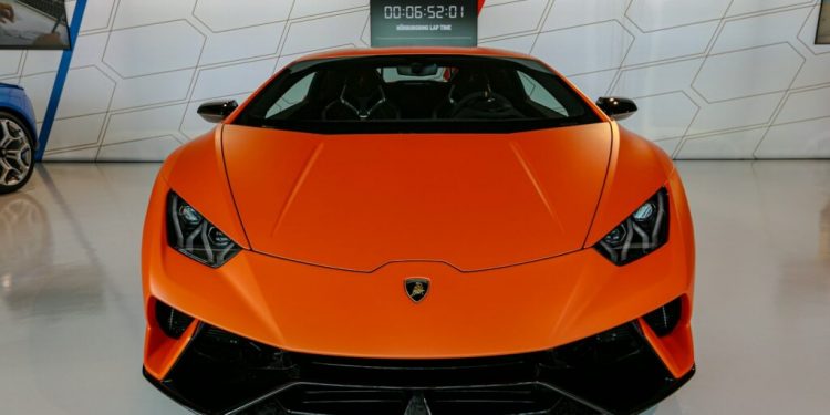 Un champion cycliste arrive à une course avec une Lamborghini Revuelto à 506 000 euros