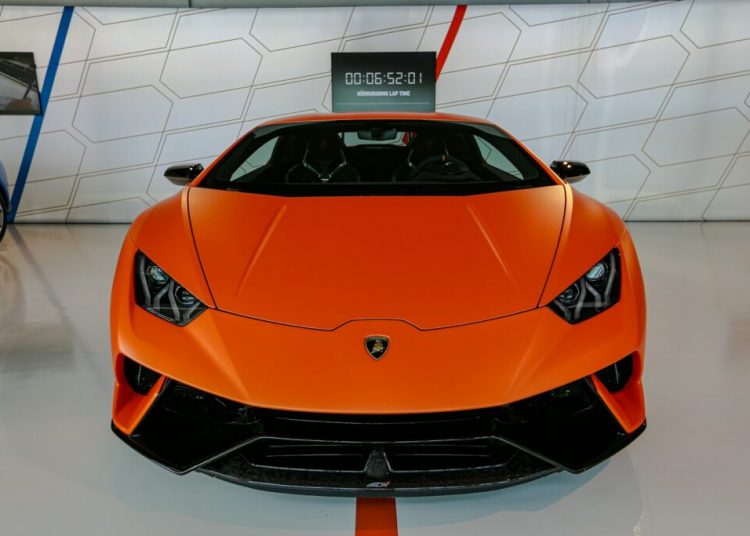 Un champion cycliste arrive à une course avec une Lamborghini Revuelto à 506 000 euros