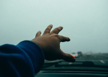 Elle nettoie son pare-brise en roulant avec plus de 3 grammes, les gendarmes n’en reviennent pas