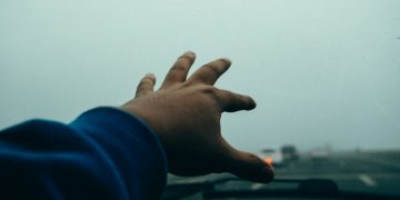 Elle nettoie son pare-brise en roulant avec plus de 3 grammes, les gendarmes n’en reviennent pas