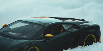 A fond sous les flocons, à 158 et 181 km/h, les gendarmes sortent le drapeau noir