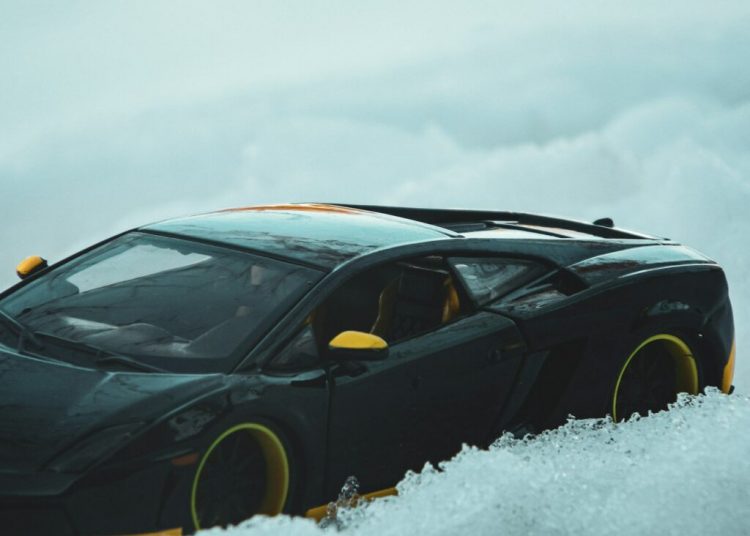 A fond sous les flocons, à 158 et 181 km/h, les gendarmes sortent le drapeau noir