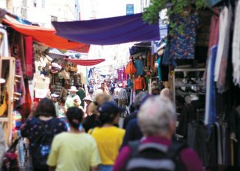 10 astuces originales pour éviter les arnaques touristiques : voyagez malin et en toute sérénité