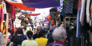 10 astuces originales pour éviter les arnaques touristiques : voyagez malin et en toute sérénité