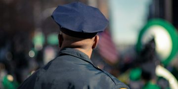 À 280 km/h sur l’autoroute, il tente de fuir la police… et finit sous une bâche