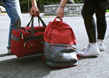 Comment voyager léger : 10 astuces pour alléger vos bagages et optimiser votre espace