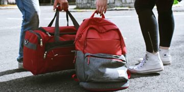 Comment voyager léger : 10 astuces pour alléger vos bagages et optimiser votre espace