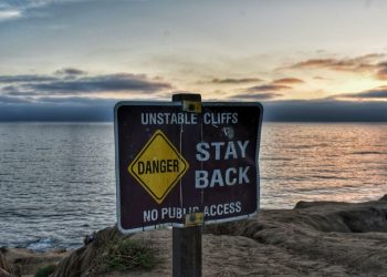 Astuces pour éviter les arnaques en voyage : 10 conseils indispensables pour voyager en toute sérénité