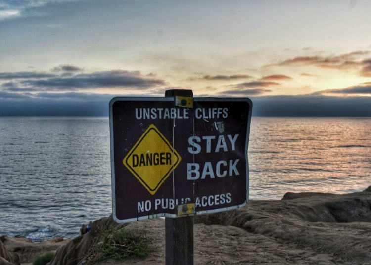 Astuces pour éviter les arnaques en voyage : 10 conseils indispensables pour voyager en toute sérénité