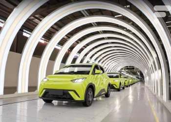 BYD révolutionne la recharge électrique : 400 km d’autonomie en seulement 5 minutes !