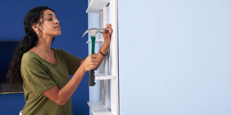 Fixer une étagère au mur : les astuces essentielles pour une installation parfaite