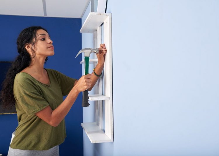 Fixer une étagère au mur : les astuces essentielles pour une installation parfaite