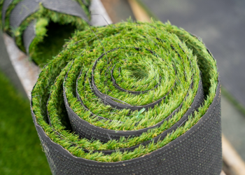 Gazon synthétique : Pourquoi son interdiction séduit de plus en plus de Français ?