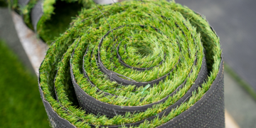 Gazon synthétique : Pourquoi son interdiction séduit de plus en plus de Français ?