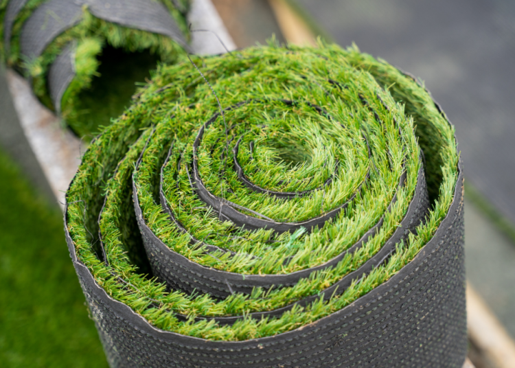 Gazon synthétique : Pourquoi son interdiction séduit de plus en plus de Français ?