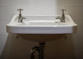 À quelle hauteur installer l’évacuation d’un lavabo ? Normes et conseils pratiques