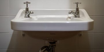À quelle hauteur installer l’évacuation d’un lavabo ? Normes et conseils pratiques