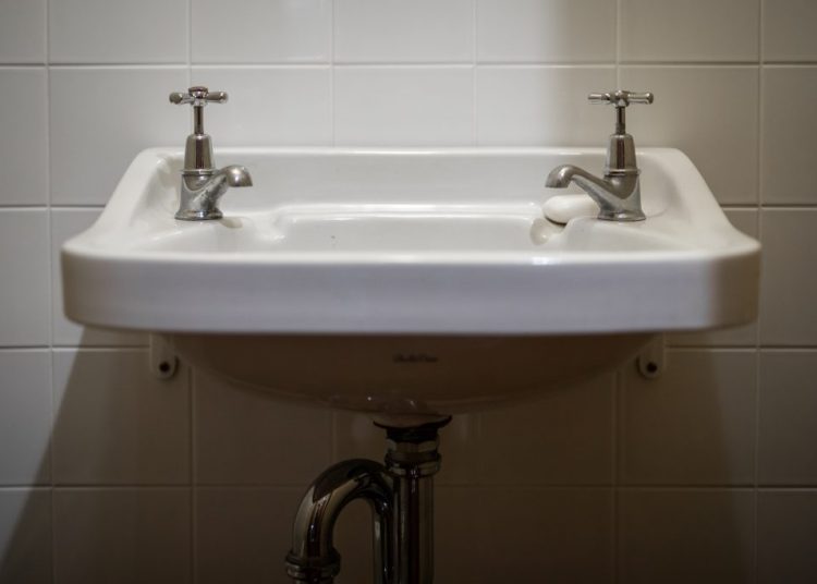 À quelle hauteur installer l’évacuation d’un lavabo ? Normes et conseils pratiques