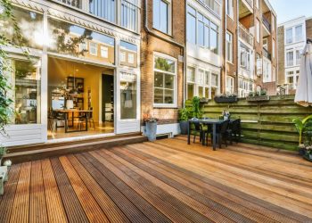 Comment bien entretenir une terrasse en bois : périodes clés, méthodes et produits efficaces