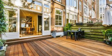 Comment bien entretenir une terrasse en bois : périodes clés, méthodes et produits efficaces