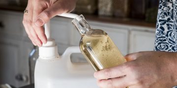 Vinaigre blanc au jardin : l’astuce naturelle aux multiples usages