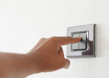 Brancher un double interrupteur : le guide facile pour une installation réussie