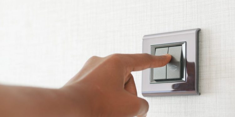 Brancher un double interrupteur : le guide facile pour une installation réussie
