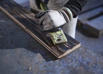 Comment décaper du bois efficacement : méthodes et astuces incontournables