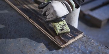 Comment décaper du bois efficacement : méthodes et astuces incontournables