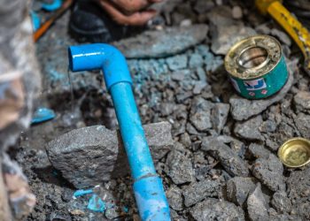 Comment décoller des tuyaux PVC facilement ? Astuces et outils indispensables