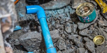 Comment décoller des tuyaux PVC facilement ? Astuces et outils indispensables