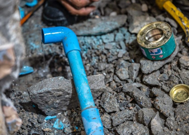 Comment décoller des tuyaux PVC facilement ? Astuces et outils indispensables