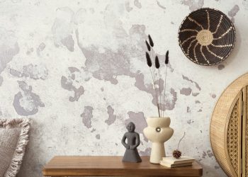 Comment réparer un accroc sur du papier peint facilement et durablement ?