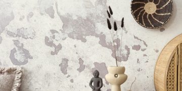 Comment réparer un accroc sur du papier peint facilement et durablement ?