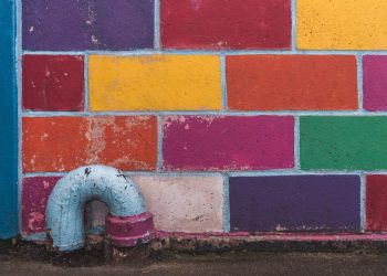 Peindre un mur en parpaings : techniques et astuces pour un résultat impeccable