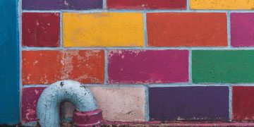 Peindre un mur en parpaings : techniques et astuces pour un résultat impeccable