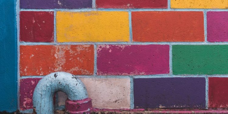 Peindre un mur en parpaings : techniques et astuces pour un résultat impeccable