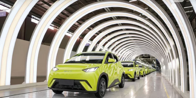 BYD révolutionne la recharge électrique : 400 km d’autonomie en seulement 5 minutes !