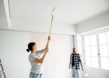 Comment bien peindre un plafond : techniques, outils et astuces incontournables