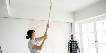 Comment bien peindre un plafond : techniques, outils et astuces incontournables
