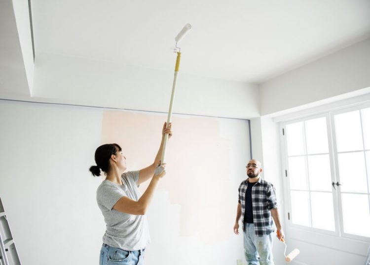 Comment bien peindre un plafond : techniques, outils et astuces incontournables